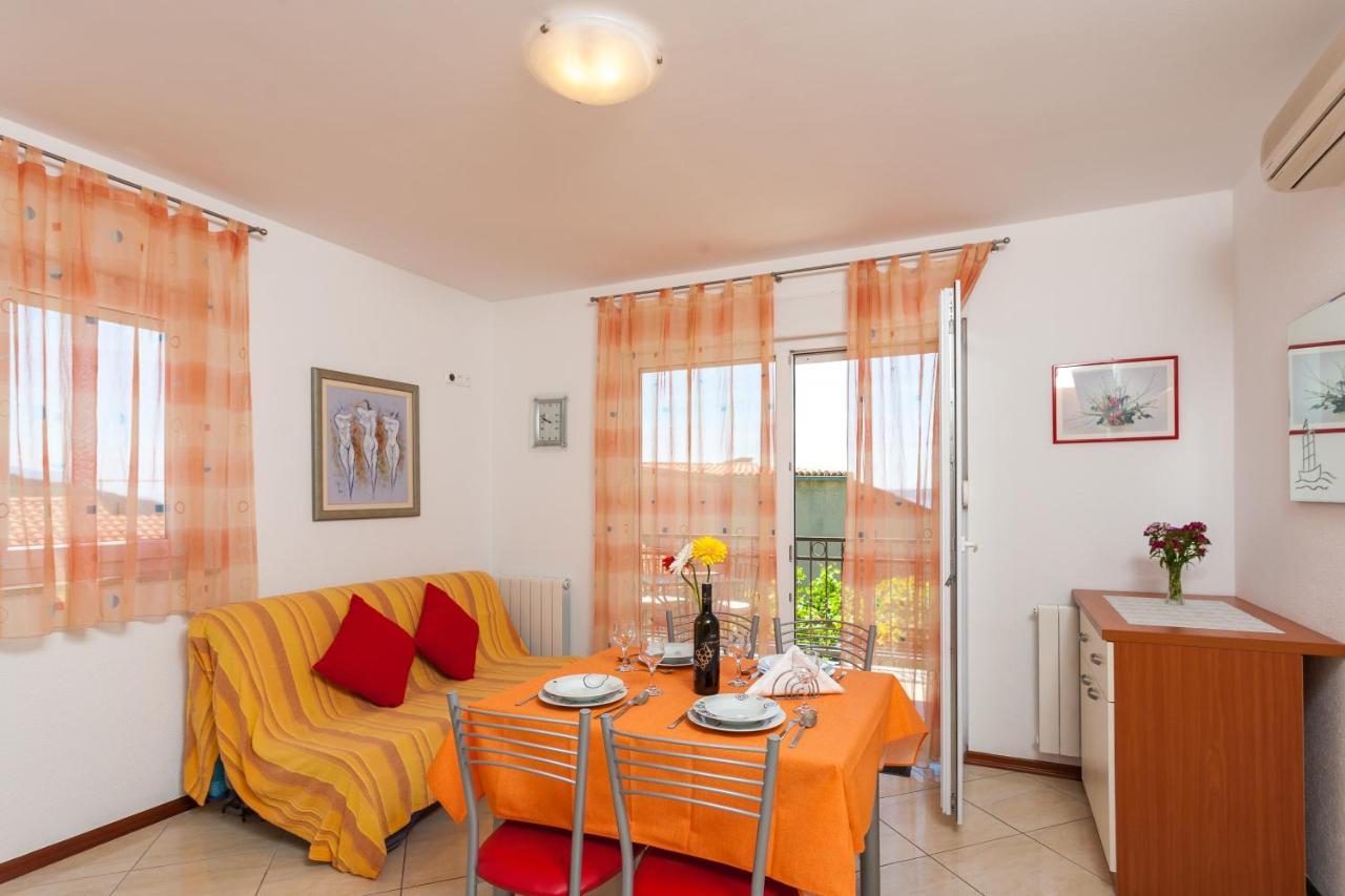 Apartments And Rooms By The Sea Brela, Makarska - 13118 Exterior photo