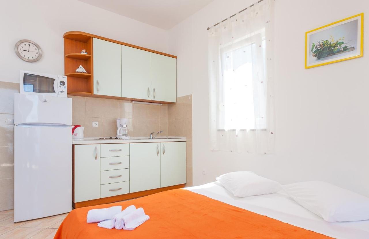 Apartments And Rooms By The Sea Brela, Makarska - 13118 Exterior photo