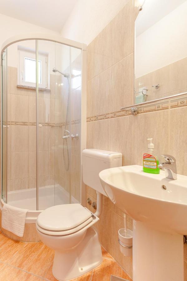 Apartments And Rooms By The Sea Brela, Makarska - 13118 Exterior photo