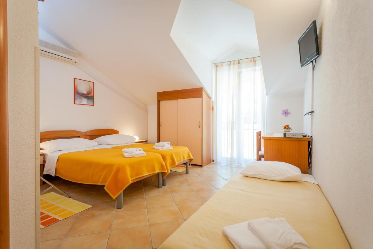 Apartments And Rooms By The Sea Brela, Makarska - 13118 Exterior photo