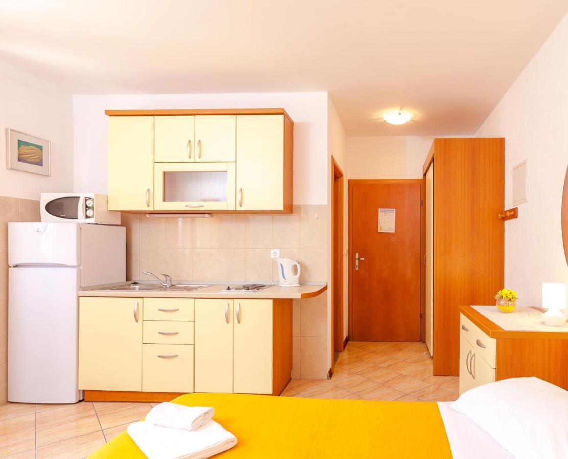Apartments And Rooms By The Sea Brela, Makarska - 13118 Exterior photo