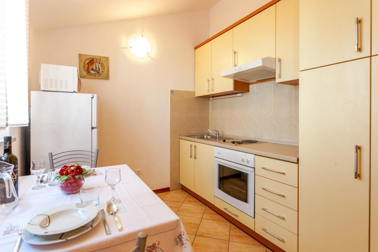 Apartments And Rooms By The Sea Brela, Makarska - 13118 Exterior photo