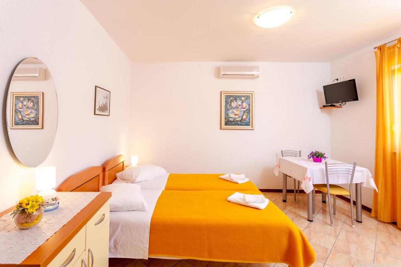 Apartments And Rooms By The Sea Brela, Makarska - 13118 Exterior photo