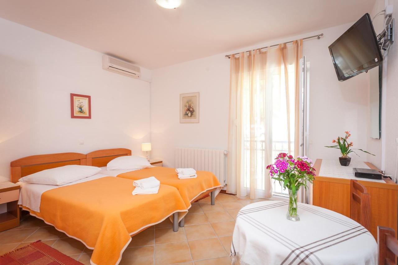 Apartments And Rooms By The Sea Brela, Makarska - 13118 Exterior photo