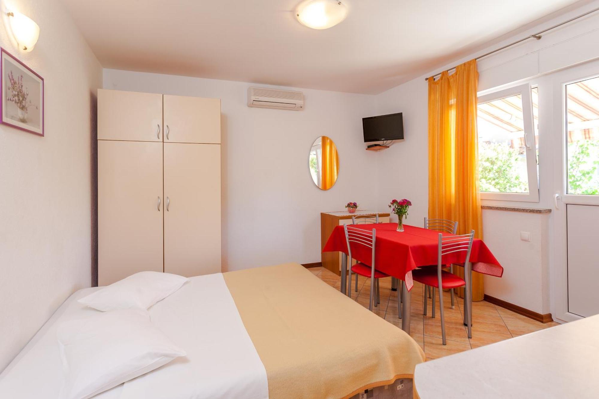 Apartments And Rooms By The Sea Brela, Makarska - 13118 Room photo