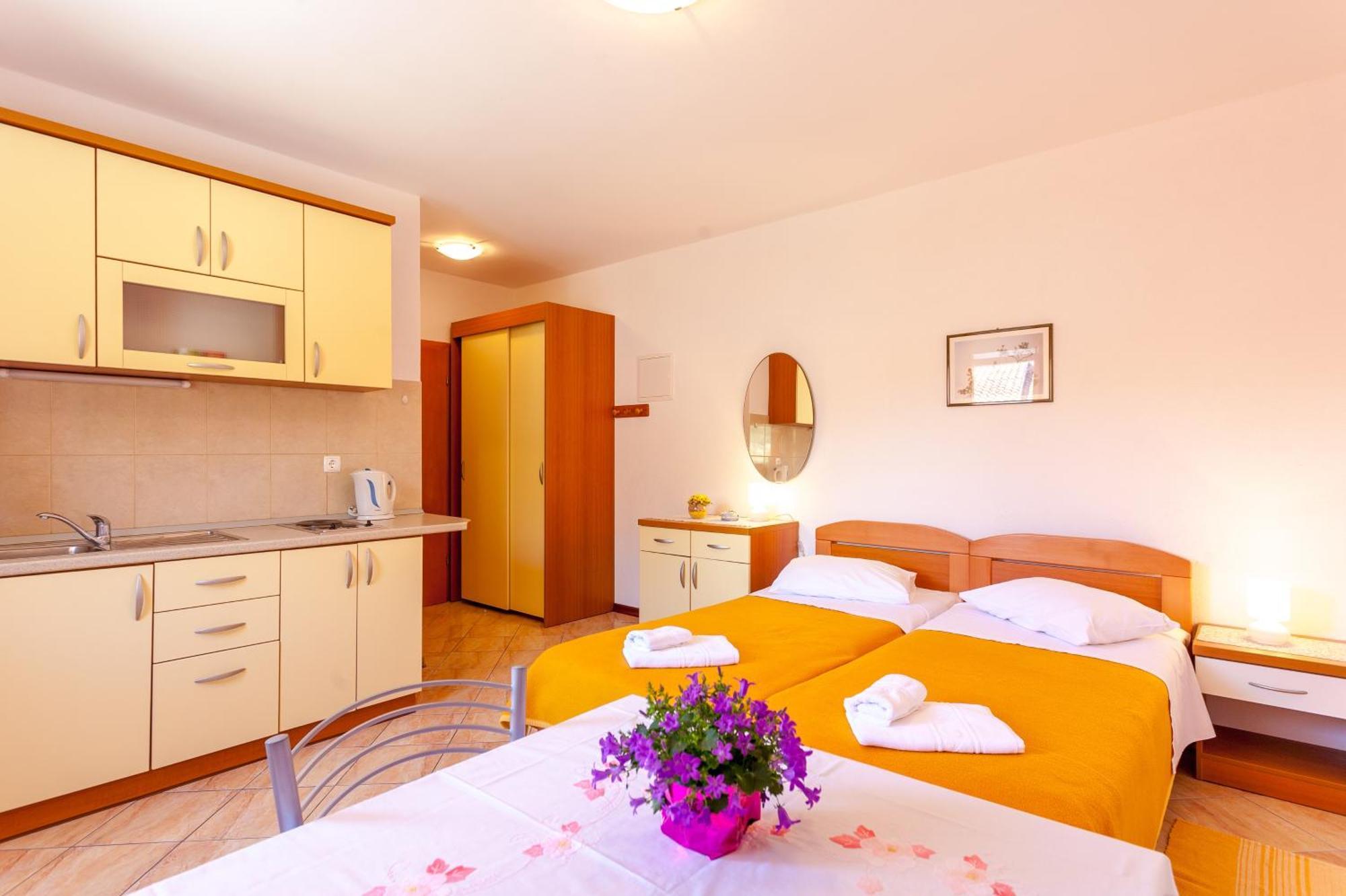 Apartments And Rooms By The Sea Brela, Makarska - 13118 Room photo